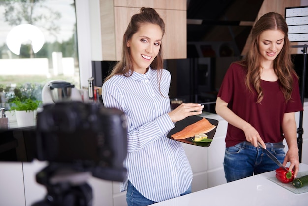 Amici che registrano un blog di cucina