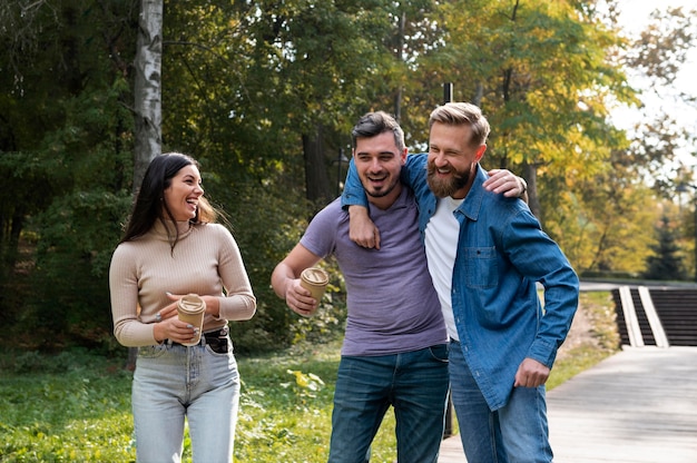 Amici che ridono e si divertono