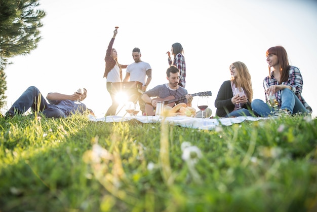 Amici che si diverte in un parco