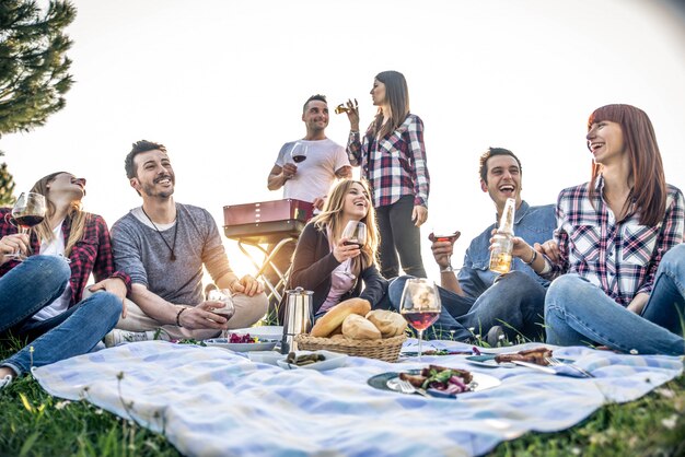 Amici che si diverte in un parco