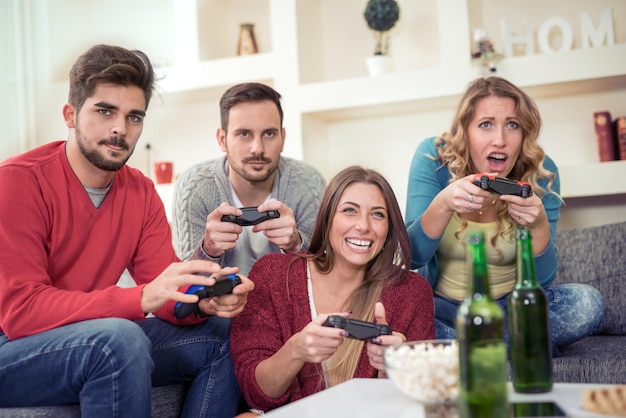 Amici che si divertono a giocare insieme ai videogiochi