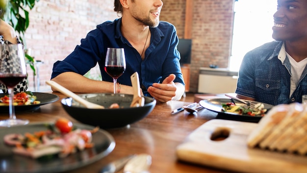 Amici che si divertono a una cena