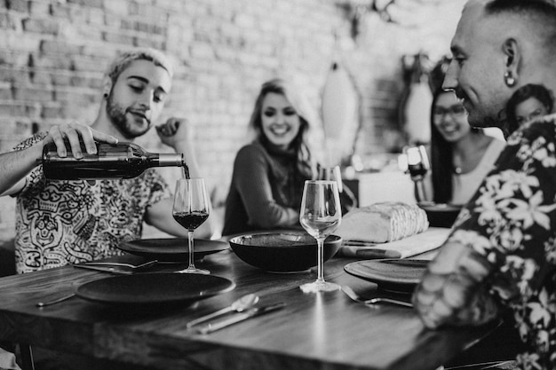 Amici che si divertono a una cena