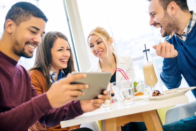 Amici che si divertono al bar