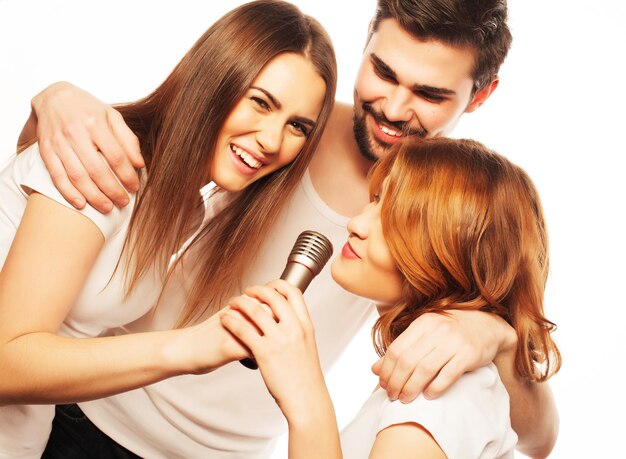 Amici che si divertono al karaoke