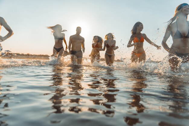 Amici che si divertono al mare