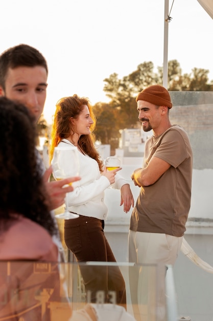 Amici che si divertono alla loro riunione