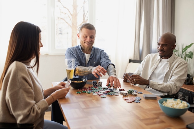 Amici che si divertono giocando a poker