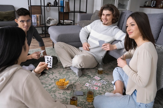 Amici che si divertono giocando a poker