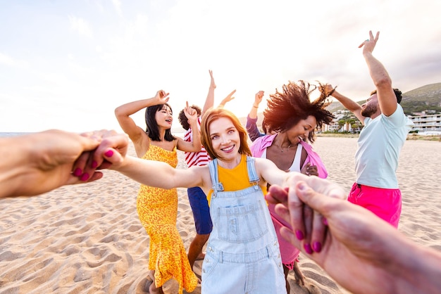 Amici che si divertono in spiaggia