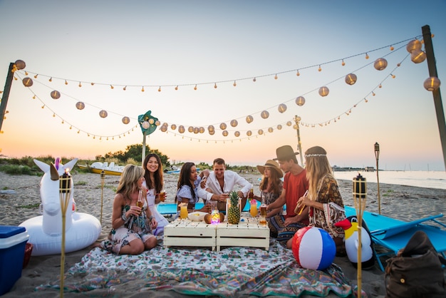 Amici che si divertono in spiaggia