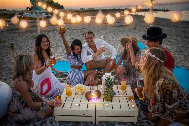 Amici che si divertono in spiaggia