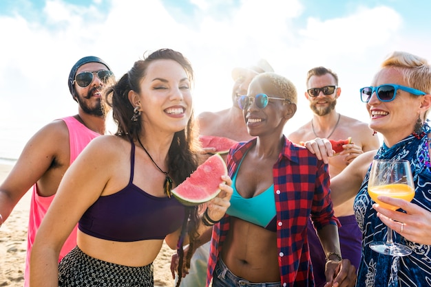 Amici che si divertono in spiaggia