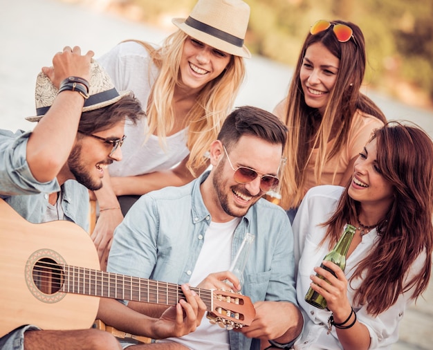 Amici che si divertono insieme in spiaggia