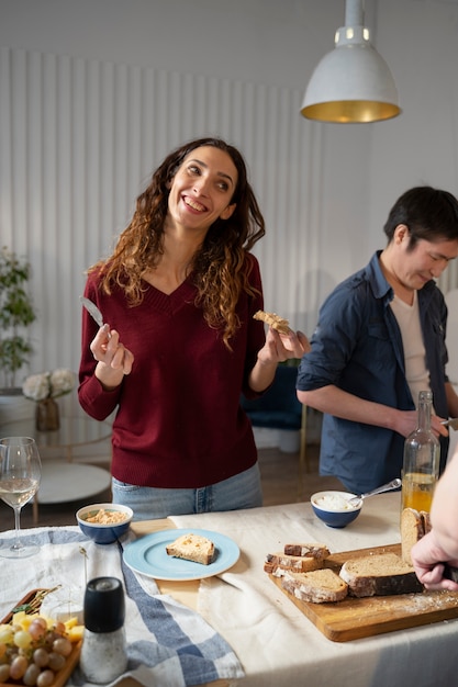 Amici che si divertono insieme mentre cucinano