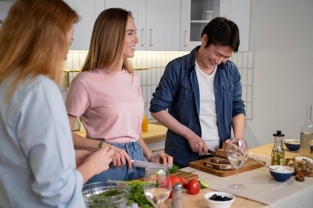 Amici che si divertono insieme mentre cucinano