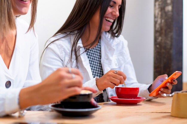 amici che si divertono nella caffetteria