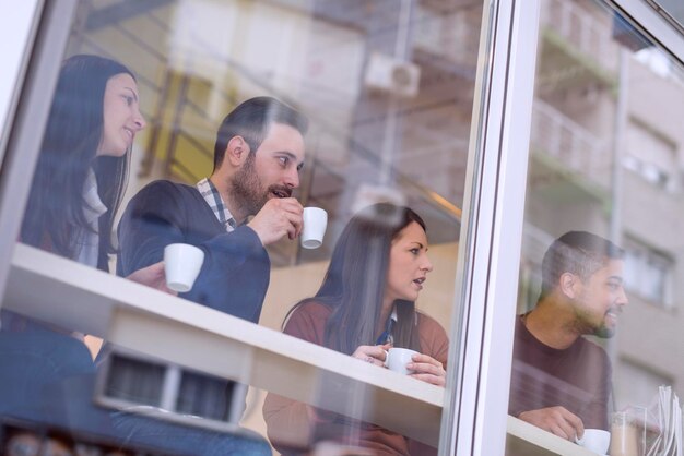 Amici che si divertono nella caffetteria