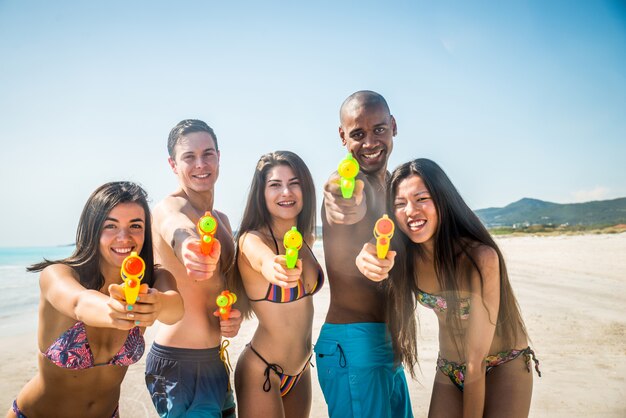 Amici che si divertono sulla spiaggia