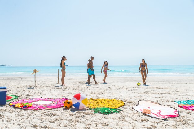 Amici che si divertono sulla spiaggia