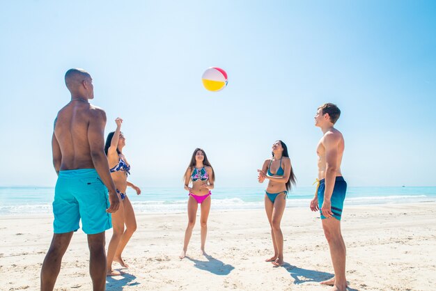 Amici che si divertono sulla spiaggia