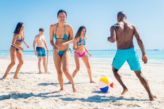 Amici che si divertono sulla spiaggia