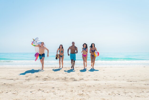 Amici che si divertono sulla spiaggia