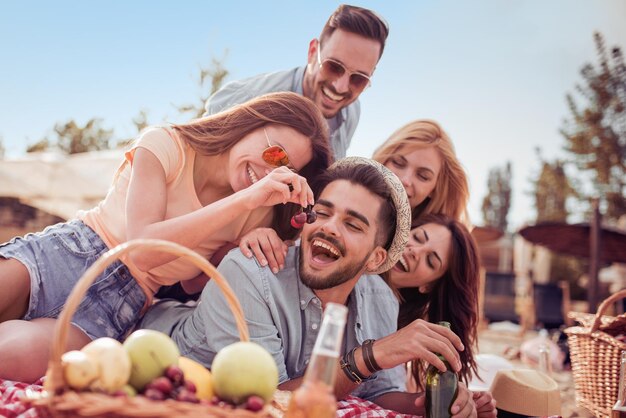 Amici che si divertono sulla spiaggia