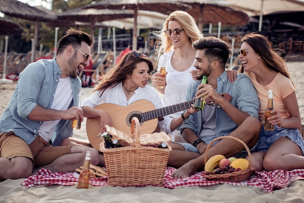 Amici che si divertono sulla spiaggia