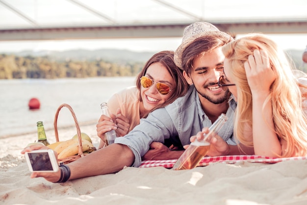 Amici che si divertono sulla spiaggia