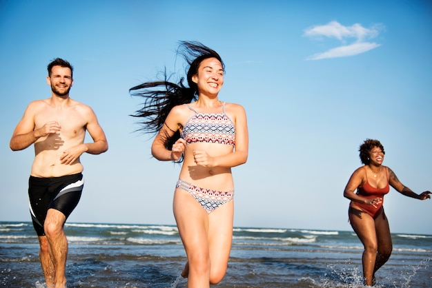 Amici che si divertono sulla spiaggia