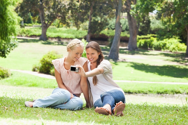 Amici che si fotografano da soli