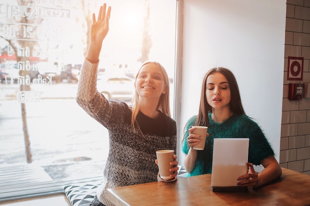 amici che si godono il caffè insieme