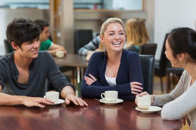 Amici che si godono il caffè