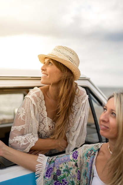 Amici che si godono le vacanze con un camper