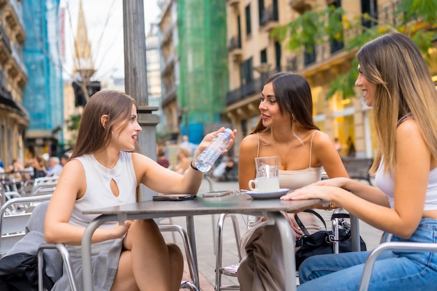 Amici che si godono un pomeriggio sulla terrazza di una caffetteria