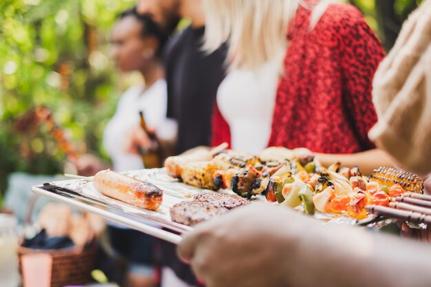 Amici che si godono una festa al barbecue in giardino