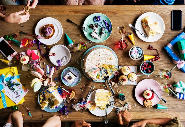 Amici che si riuniscono sulla celebrazione della festa di compleanno