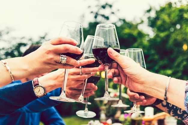 Amici che tostano a una festa in giardino