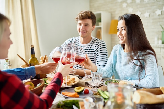 Amici che tostano alla cena del Ringraziamento