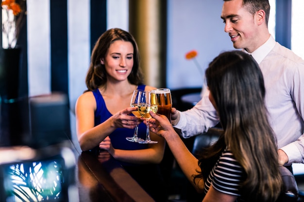 Amici che tostano insieme in un bar