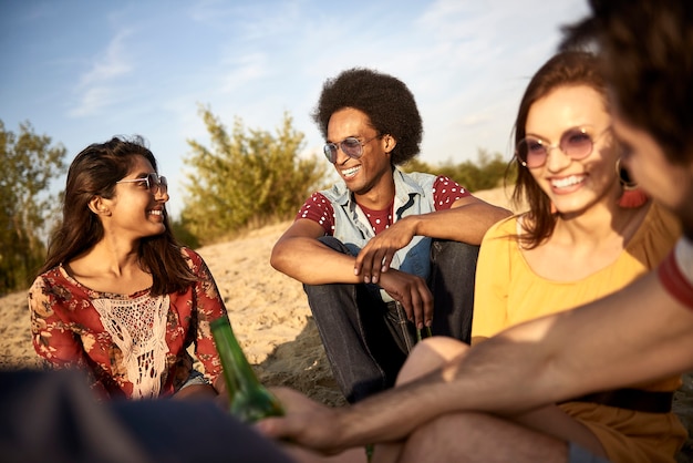 Amici che trascorrono del tempo in una giornata di sole in spiaggia