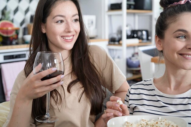 Amici che trascorrono del tempo insieme e bevono vino