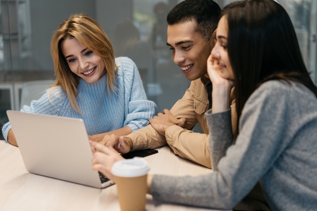 Amici che usano il laptop, guardano il webinar e il corso di formazione