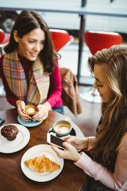 Amici che usano il loro smartphone