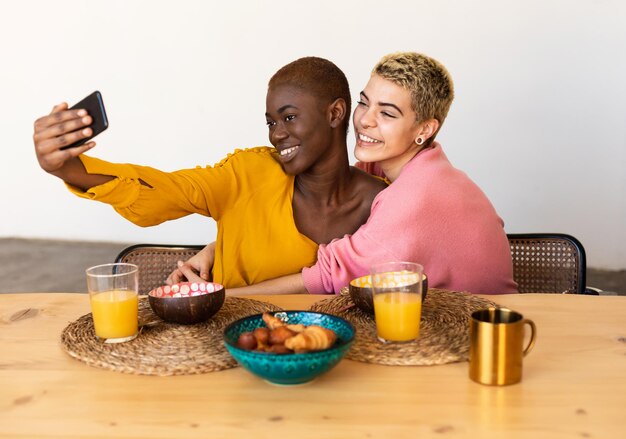 Amici che utilizzano il telefono cellulare