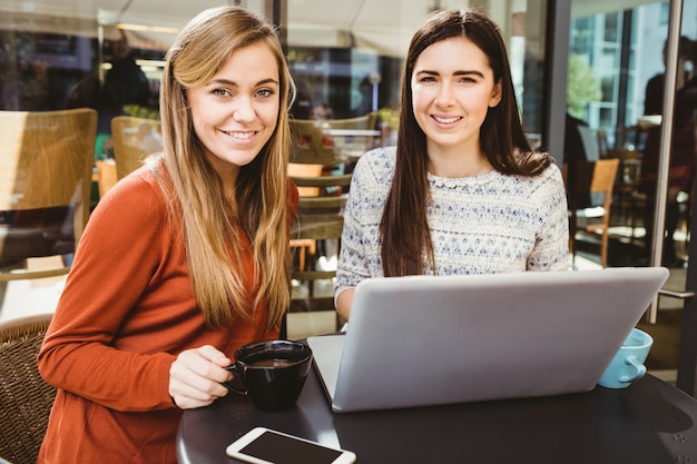 Amici che utilizzano laptop insieme