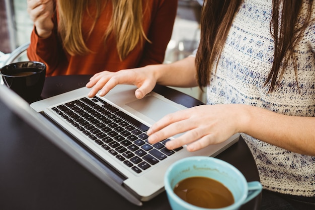 Amici che utilizzano laptop insieme