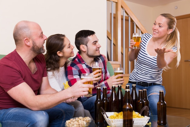 Amici che vanno in giro con la birra