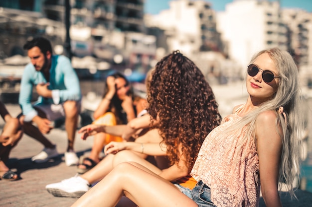 Amici che vanno in giro sulla spiaggia